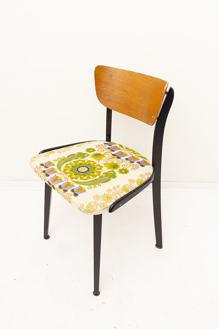 Vintage houten stoel met Scandinavisch bloemenprint