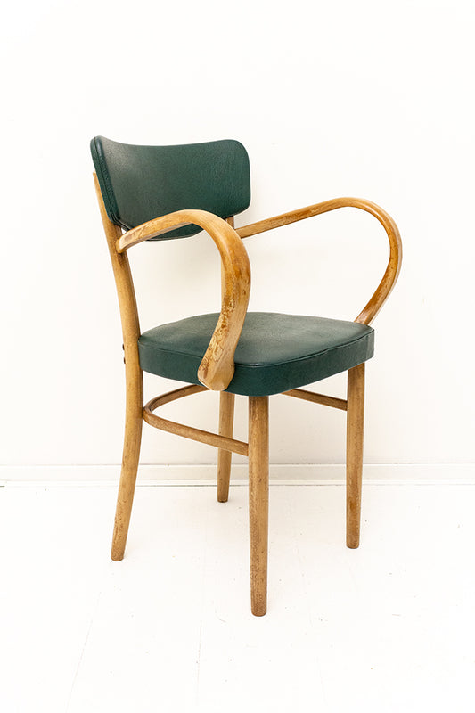 Vintage houten stoel met armleuningen en donkergroene skai-lederen bekleding