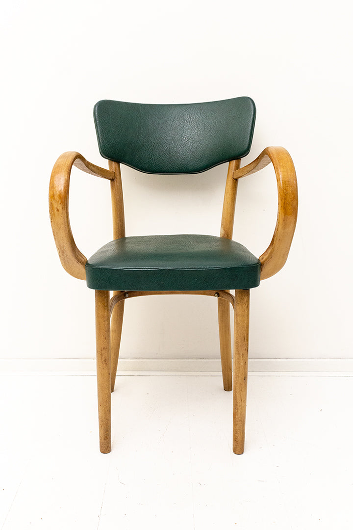 Vintage houten stoel met armleuningen en donkergroene skai-lederen bekleding