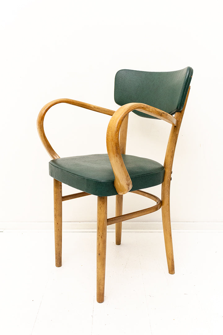 Vintage houten stoel met armleuningen en donkergroene skai-lederen bekleding