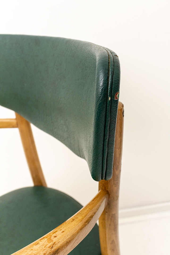 Vintage houten stoel met armleuningen en donkergroene skai-lederen bekleding