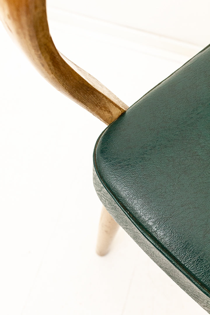 Vintage houten stoel met armleuningen en donkergroene skai-lederen bekleding