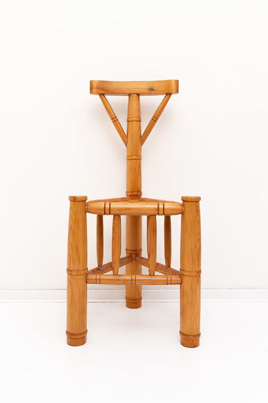 Vintage houten stoel op drie poten bamboe-look