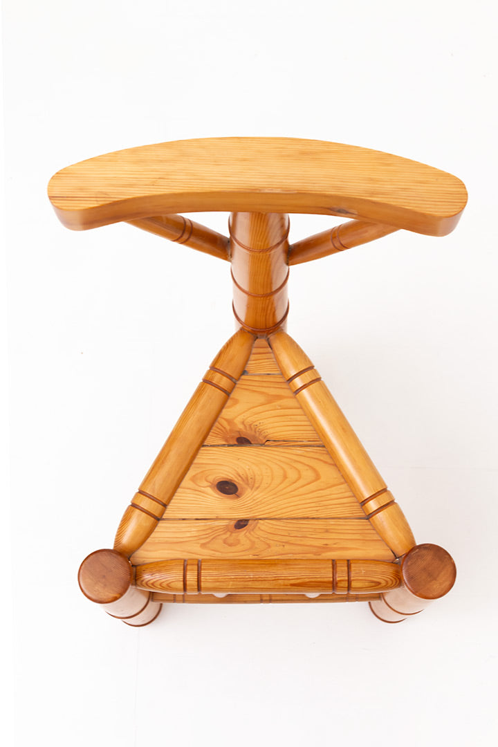 Vintage houten stoel op drie poten bamboe-look