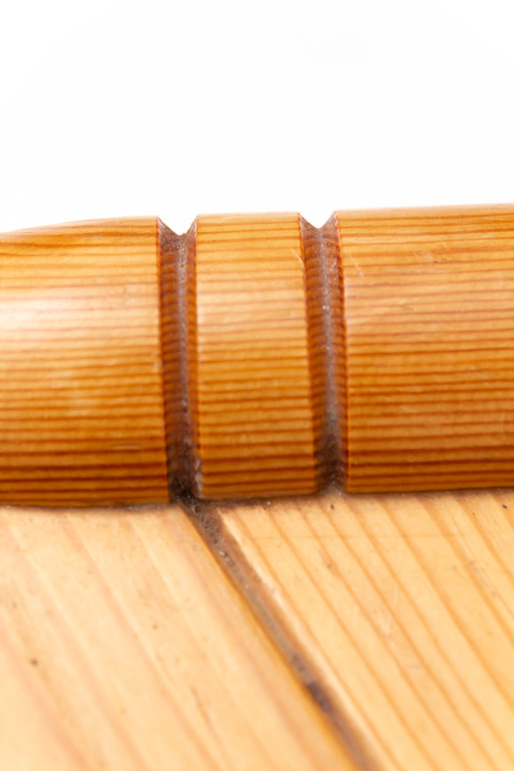 Vintage houten stoel op drie poten bamboe-look
