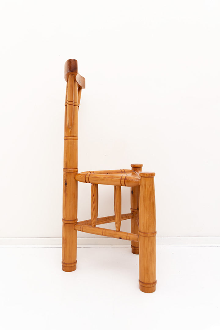 Vintage houten stoel op drie poten bamboe-look