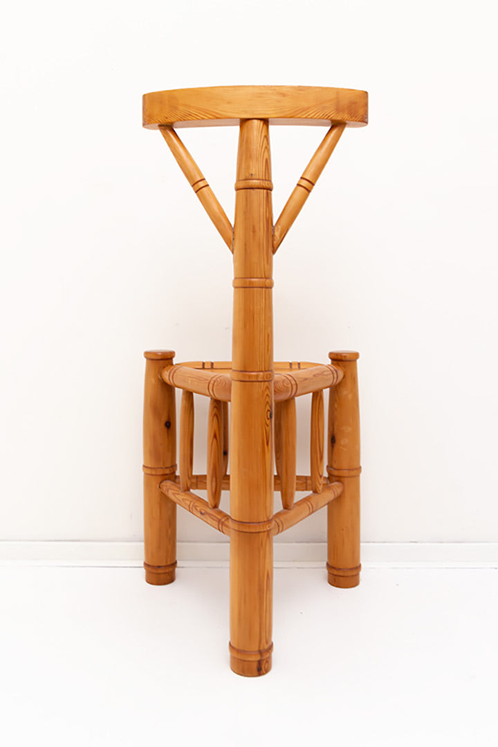 Vintage houten stoel op drie poten bamboe-look