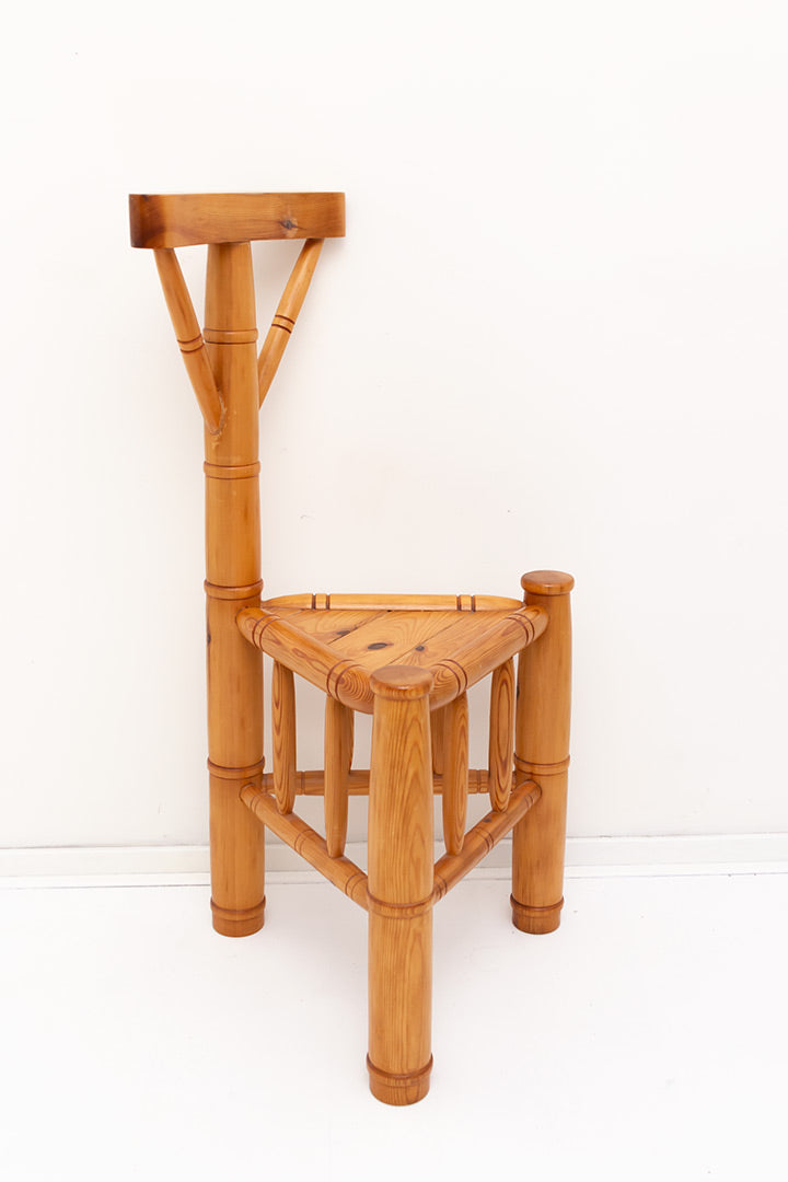 Vintage houten stoel op drie poten bamboe-look