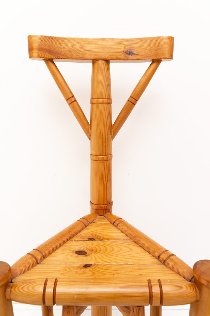 Vintage houten stoel op drie poten bamboe-look