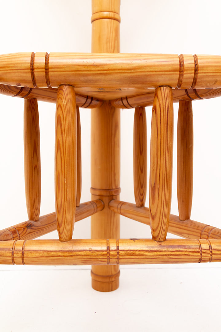 Vintage houten stoel op drie poten bamboe-look