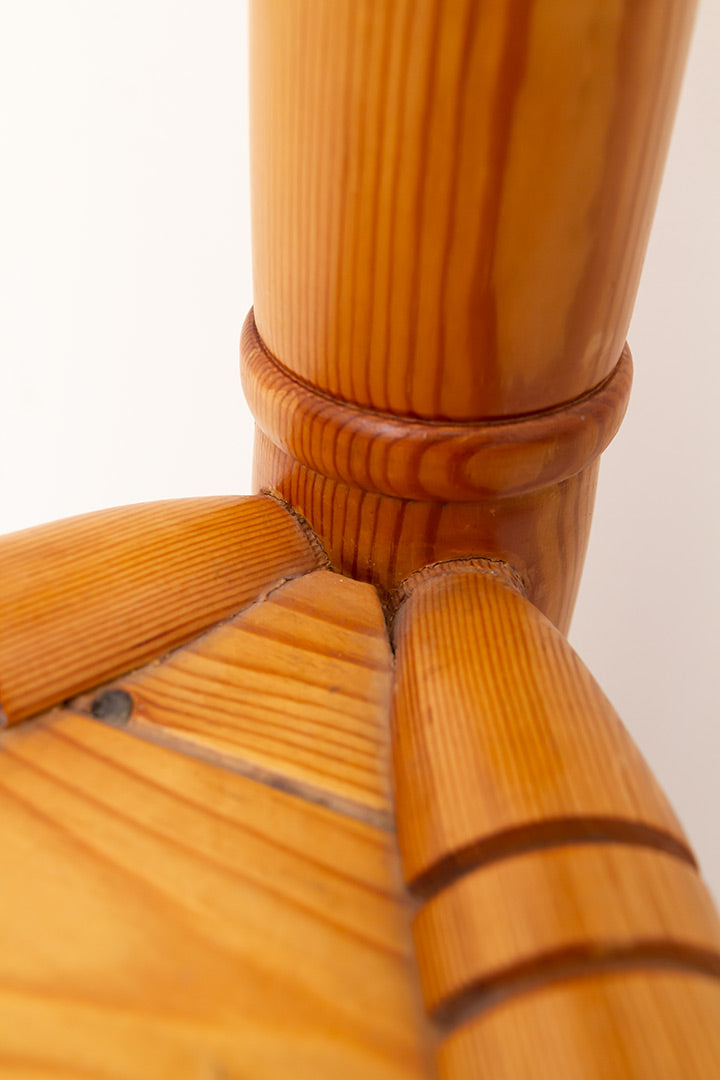 Vintage houten stoel op drie poten bamboe-look