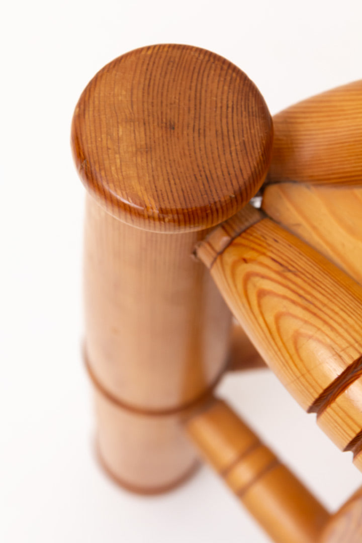 Vintage houten stoel op drie poten bamboe-look