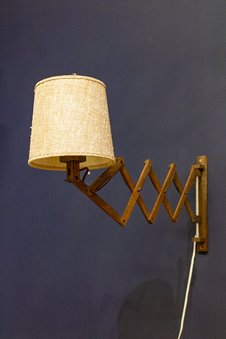 Vintage houten wandlamp met beige lampenkap