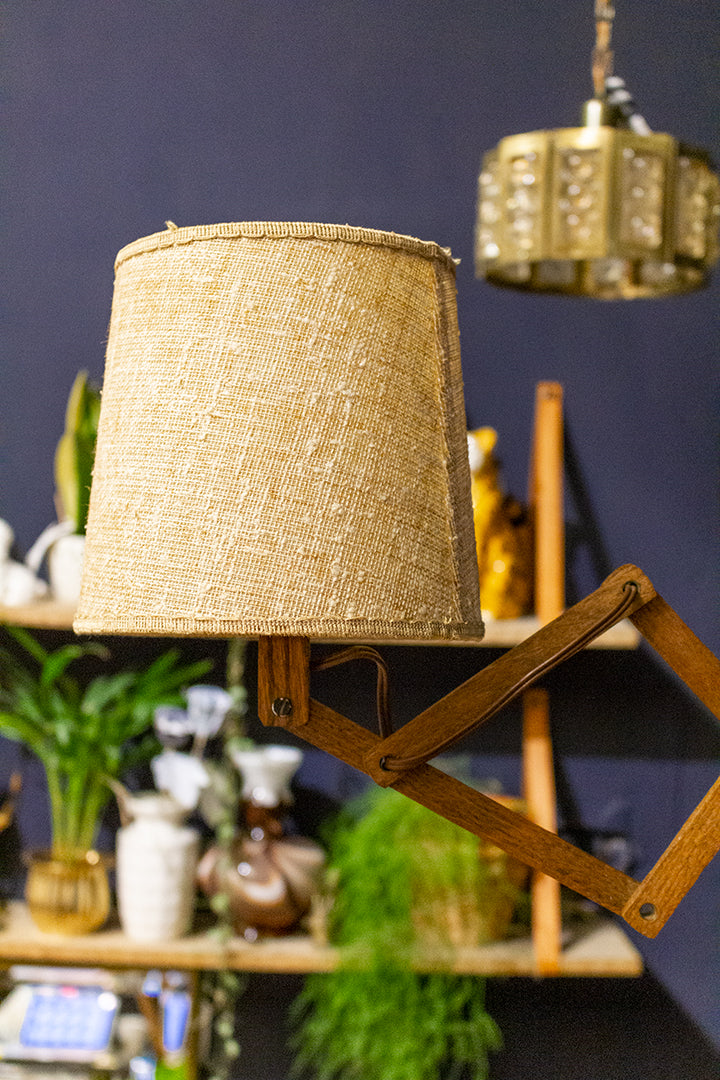Vintage houten wandlamp met beige lampenkap