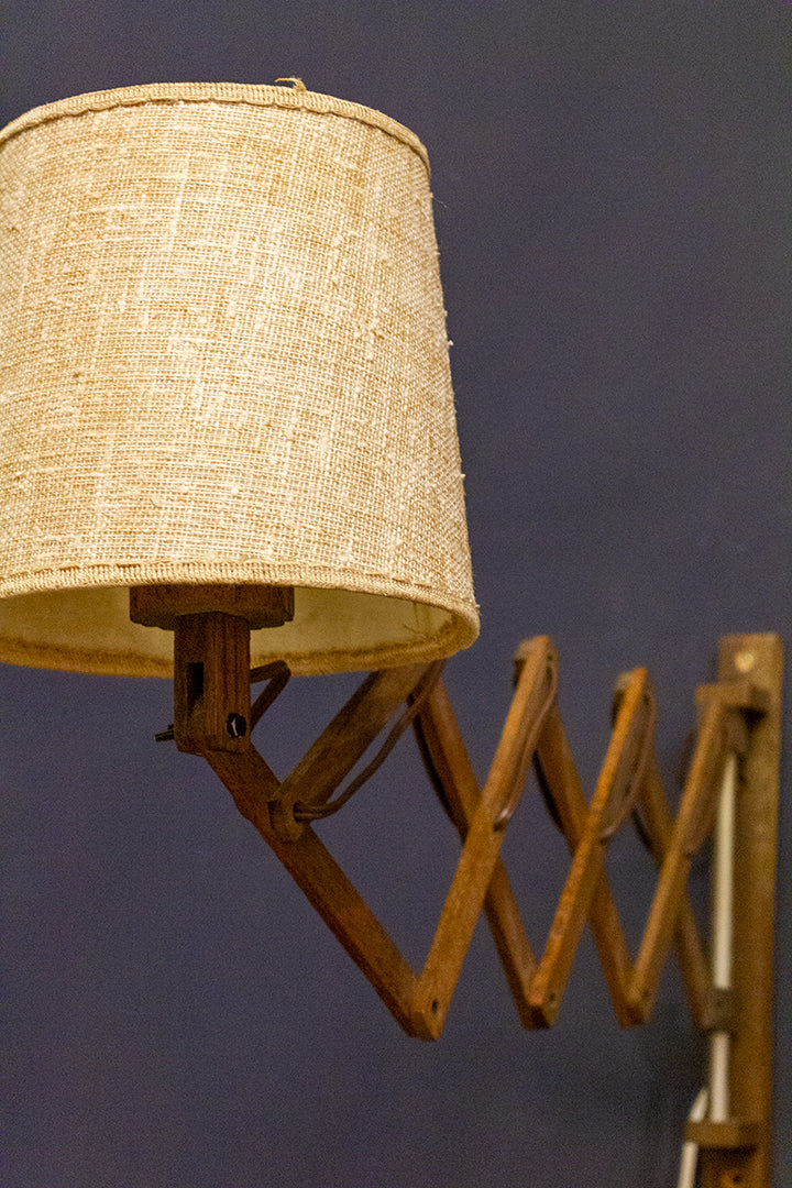 Vintage houten wandlamp met beige lampenkap