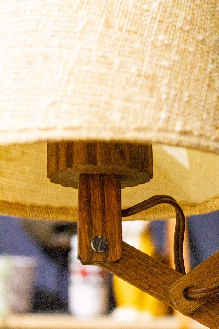 Vintage houten wandlamp met beige lampenkap