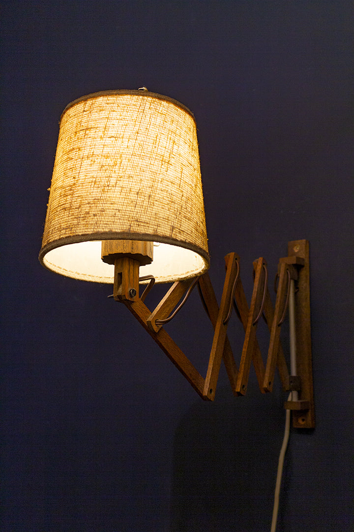 Vintage houten wandlamp met beige lampenkap