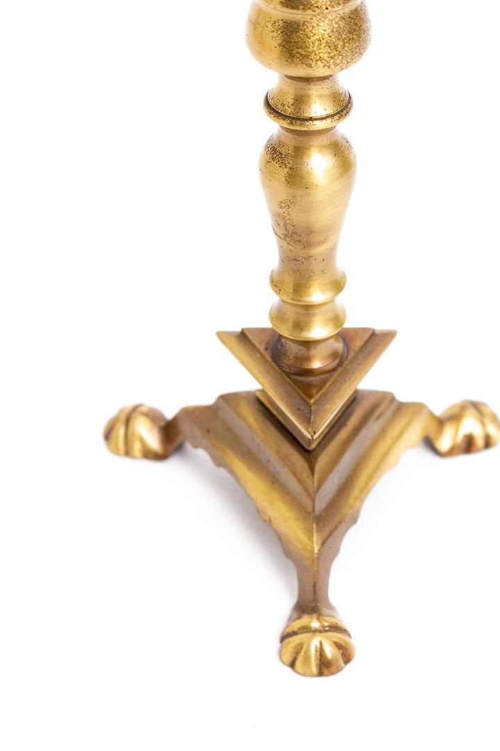 Vintage kandelaar met gewelfde steel en pootjes van messing