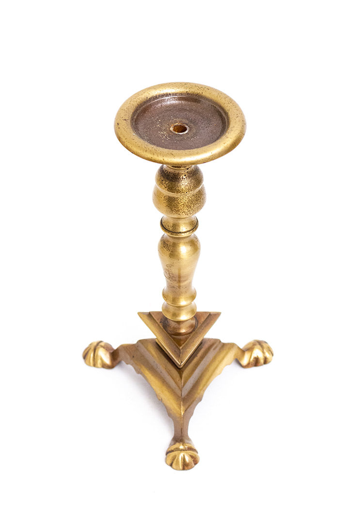 Vintage kandelaar met gewelfde steel en pootjes van messing