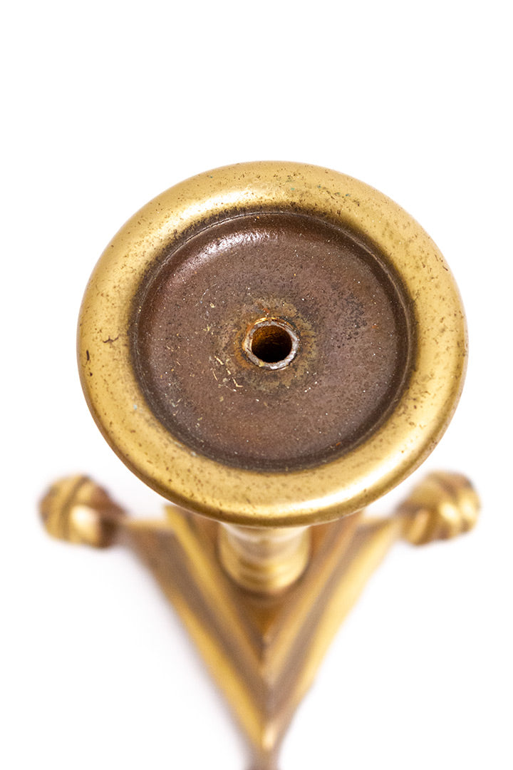 Vintage kandelaar met gewelfde steel en pootjes van messing