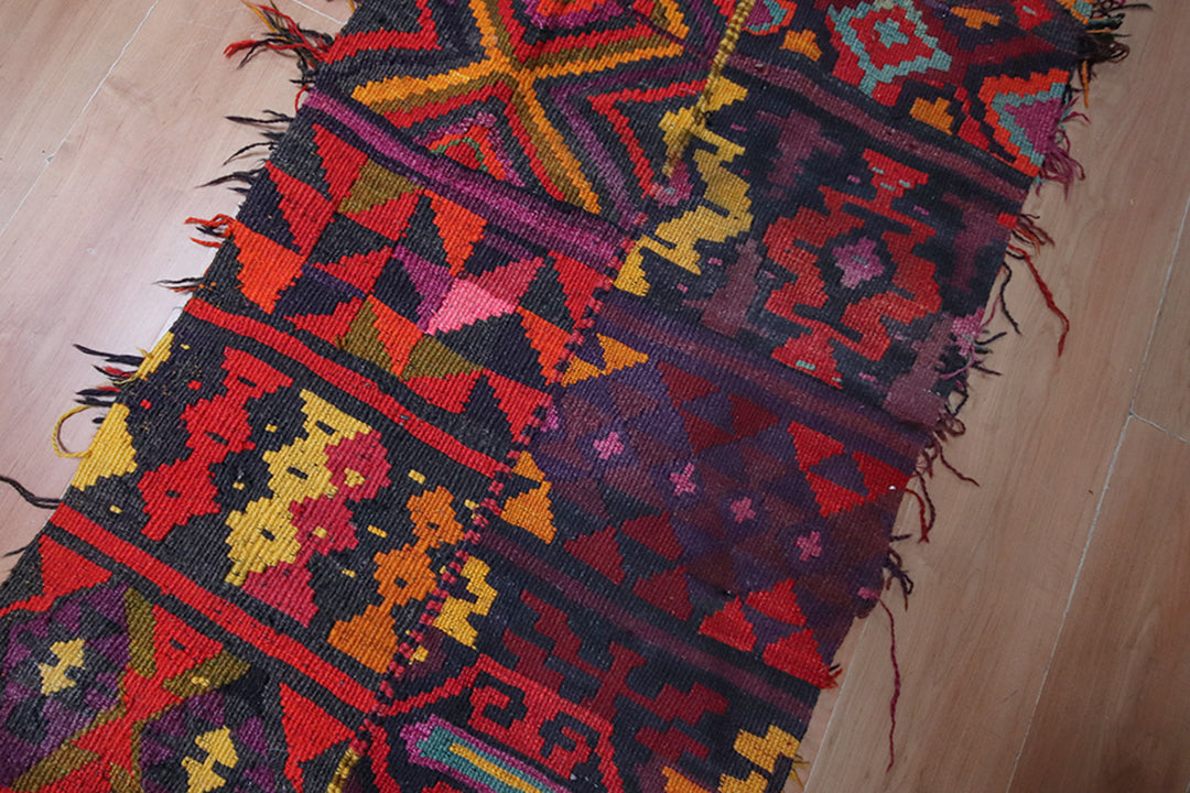 Vintage kelim loper met bonte kleuren en franjes