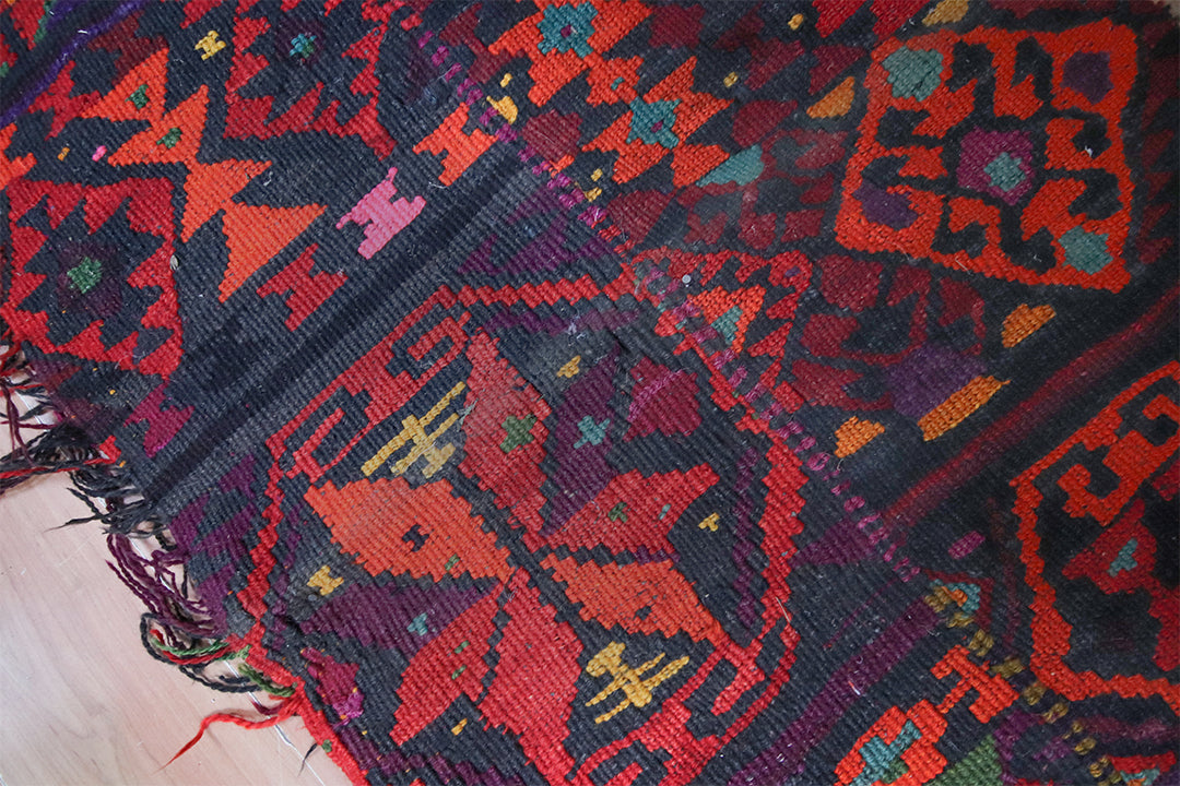 Vintage kelim loper met bonte kleuren en franjes