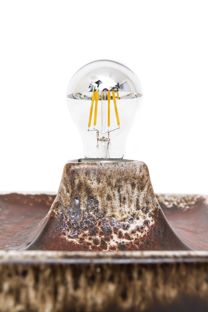 Vierkante vintage wandlamp gemaakt van keramiek. De lamp is van het merk Hustadt Leuchten Germany en komt uit de jaren 70. Het keramieken