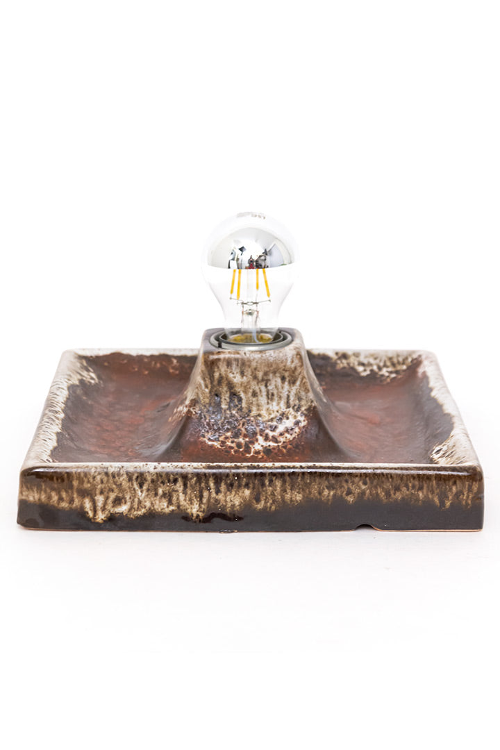Vierkante vintage wandlamp gemaakt van keramiek. De lamp is van het merk Hustadt Leuchten Germany en komt uit de jaren 70. Het keramieken