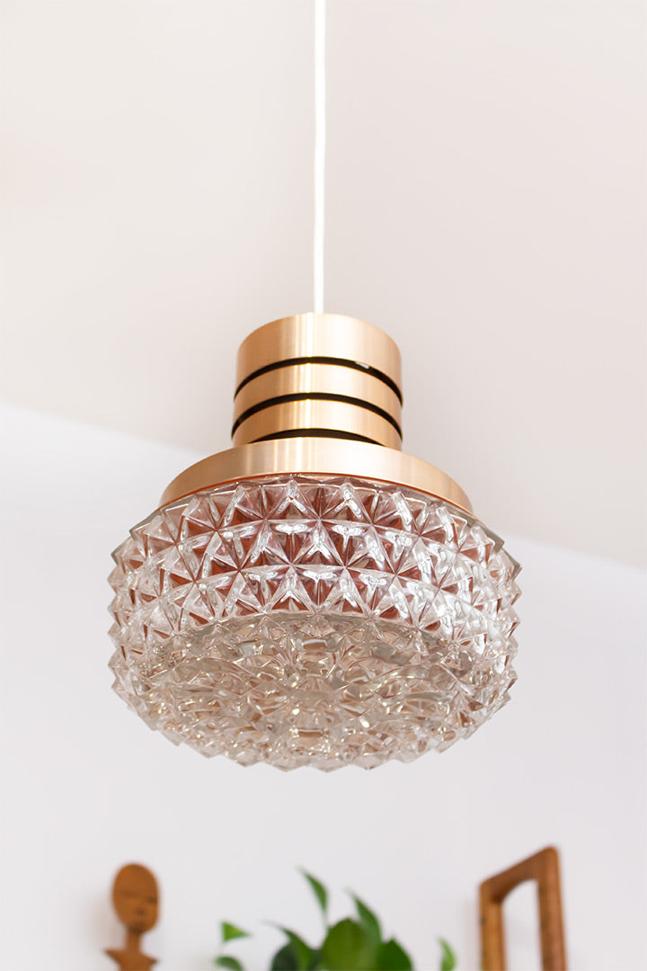 Vintage koperkleurige plafondlamp met bol van figuurglas