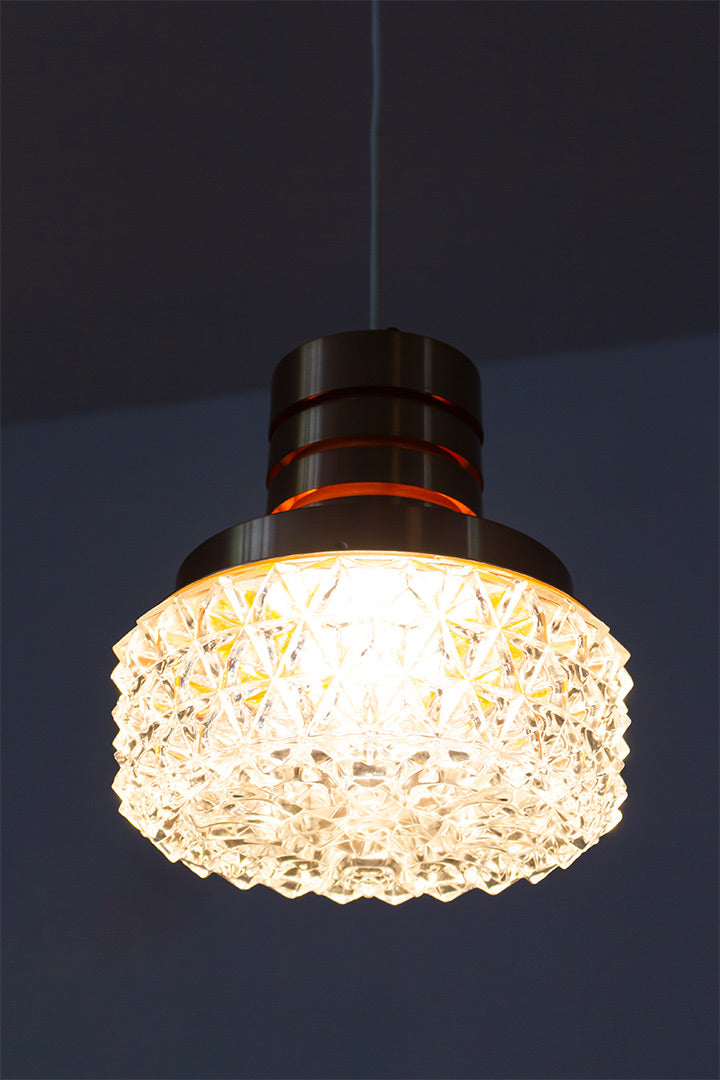 Vintage koperkleurige plafondlamp met bol van figuurglas