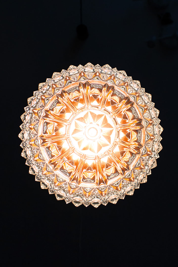 Vintage koperkleurige plafondlamp met bol van figuurglas