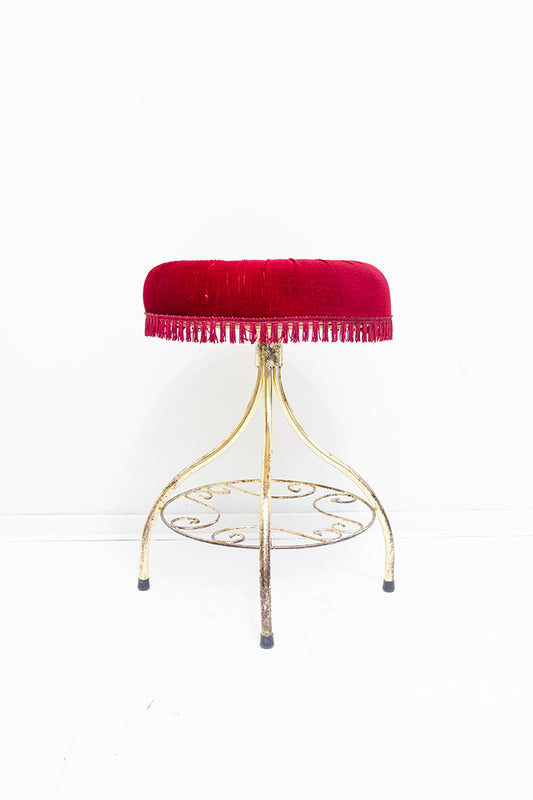 Vintage kruk met wijnrode velours bekleding en messing poten in barokstijl