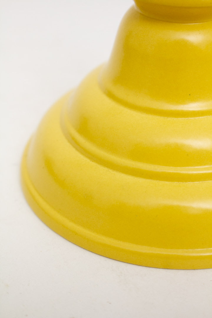 Vintage lichtgele keramieken kandelaar gegolfd