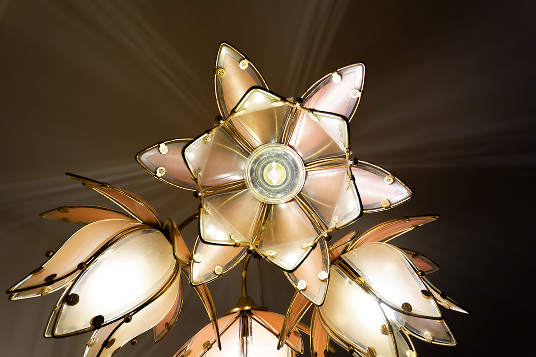 Vintage lotus lamp voor plafond met messing frame en roze glas