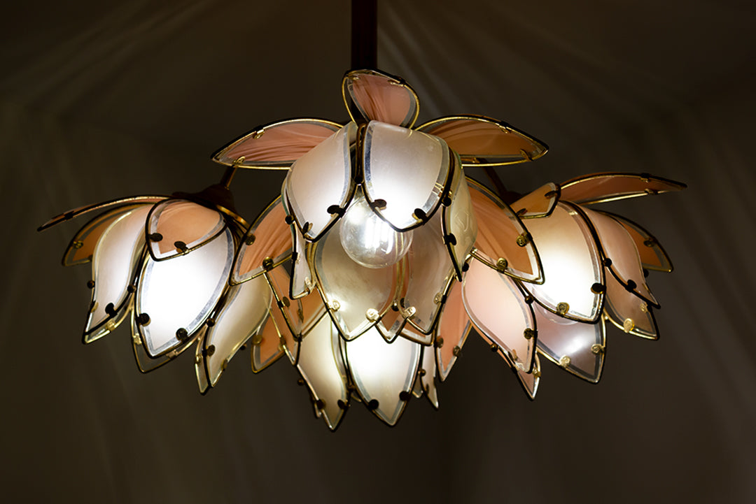 Vintage lotus lamp voor plafond met messing frame en roze glas