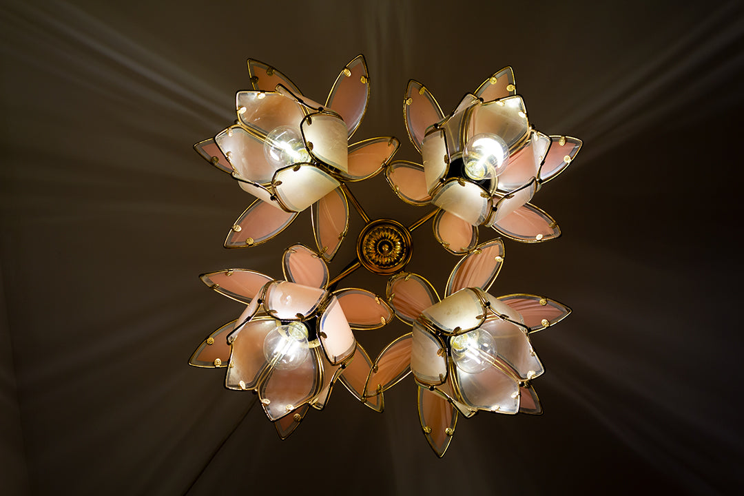 Vintage lotus lamp voor plafond met messing frame en roze glas