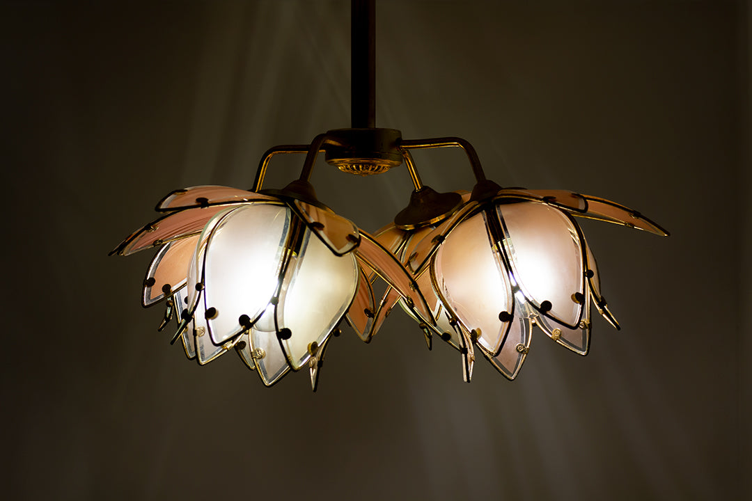 Vintage lotus lamp voor plafond met messing frame en roze glas