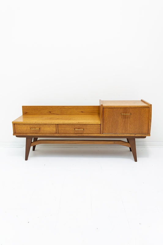 Vintage lowboard kast jaren 60 met elegante pootjes
