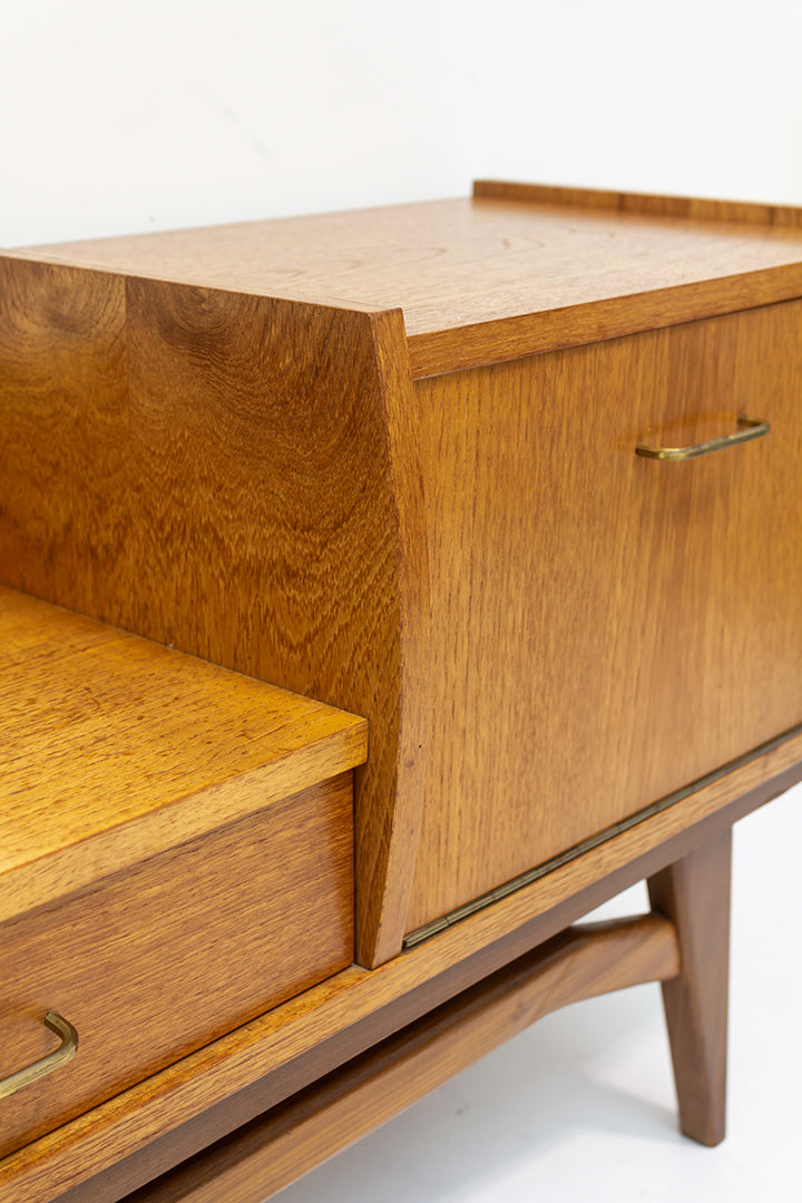 Vintage lowboard kast jaren 60 met elegante pootjes