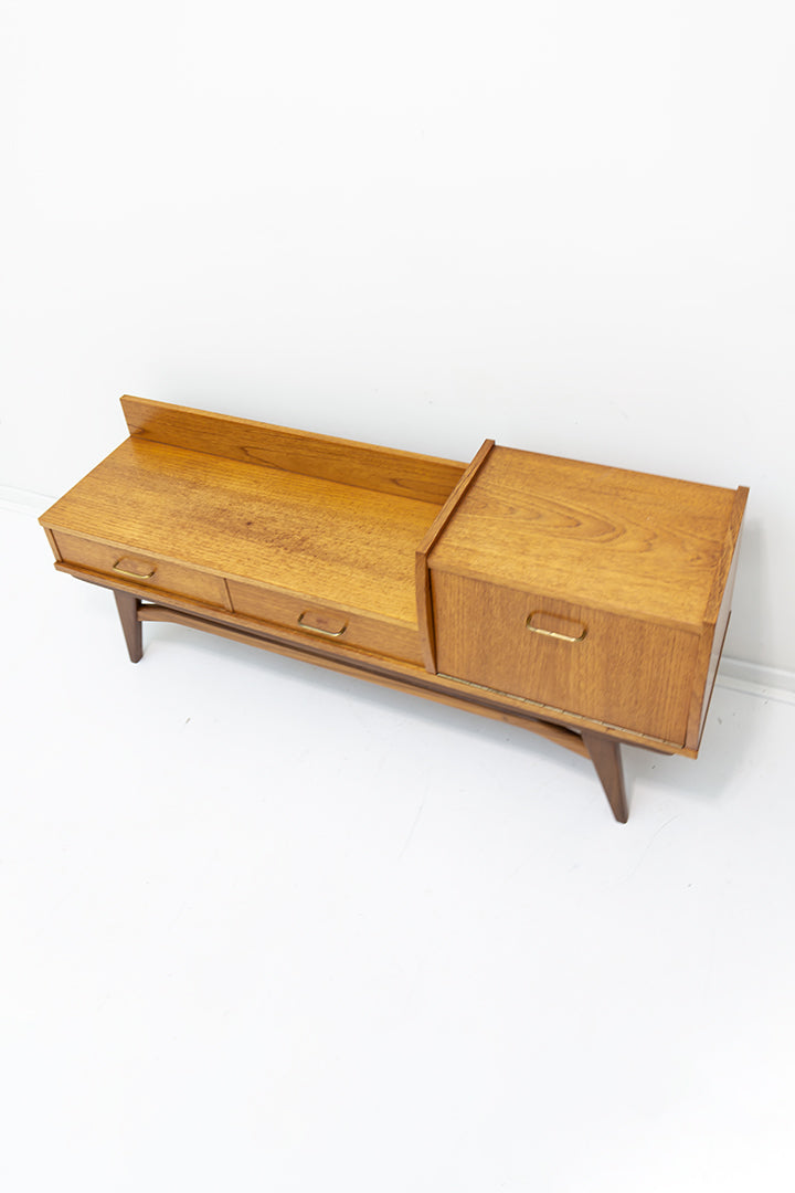 Vintage lowboard kast jaren 60 met elegante pootjes