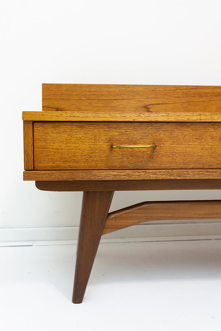 Vintage lowboard kast jaren 60 met elegante pootjes