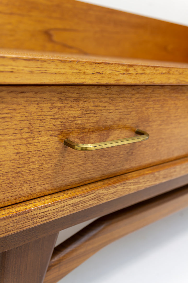 Vintage lowboard kast jaren 60 met elegante pootjes