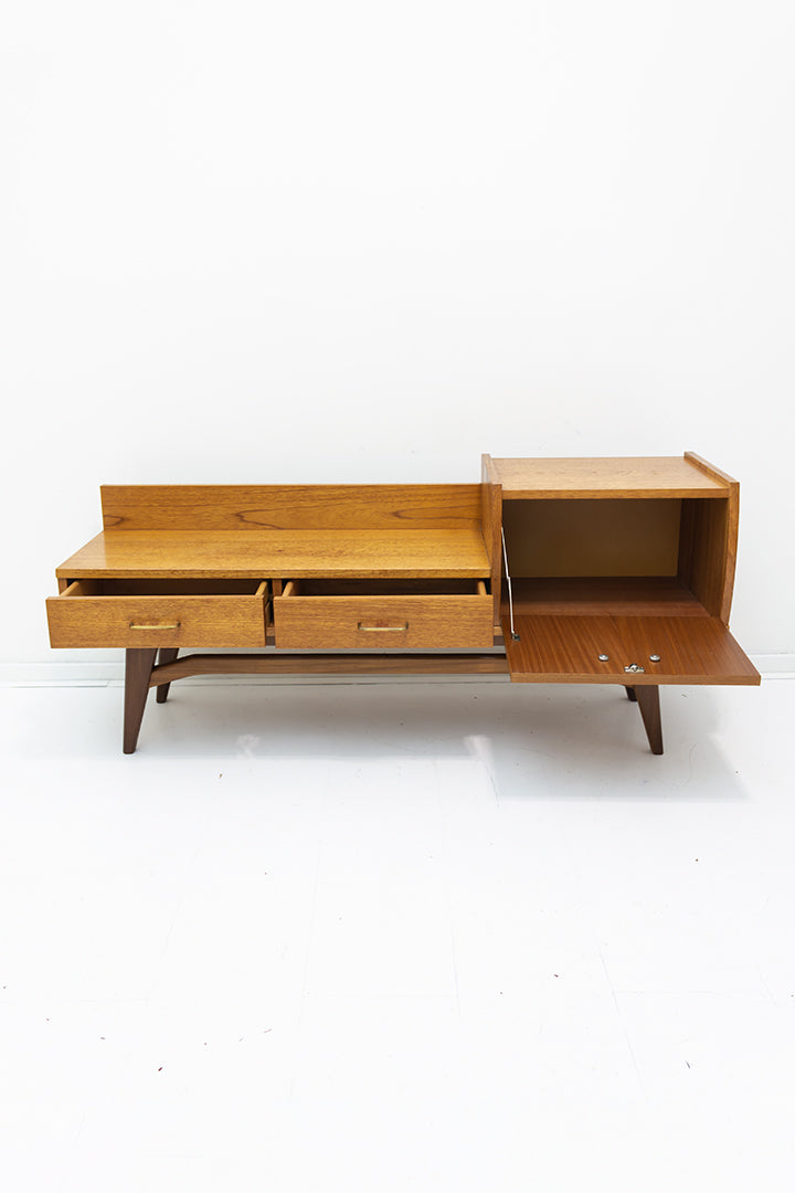Vintage lowboard kast jaren 60 met elegante pootjes