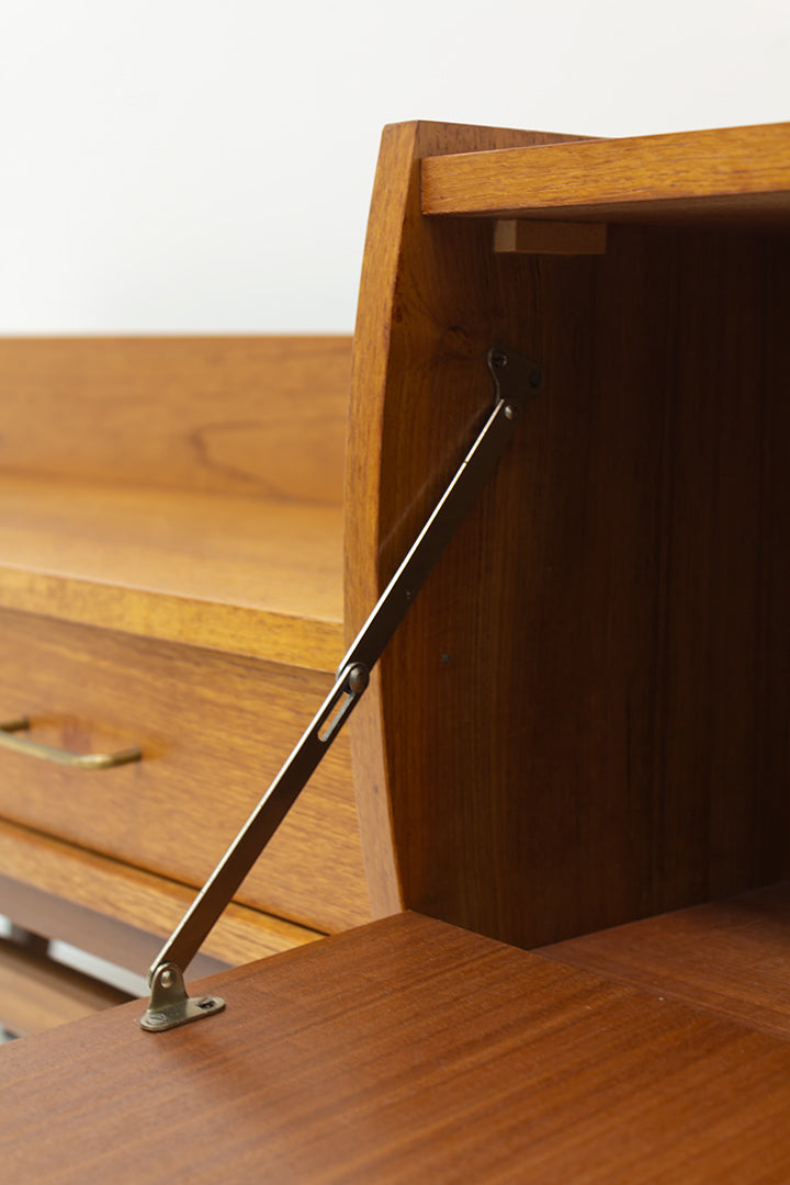 Vintage lowboard kast jaren 60 met elegante pootjes