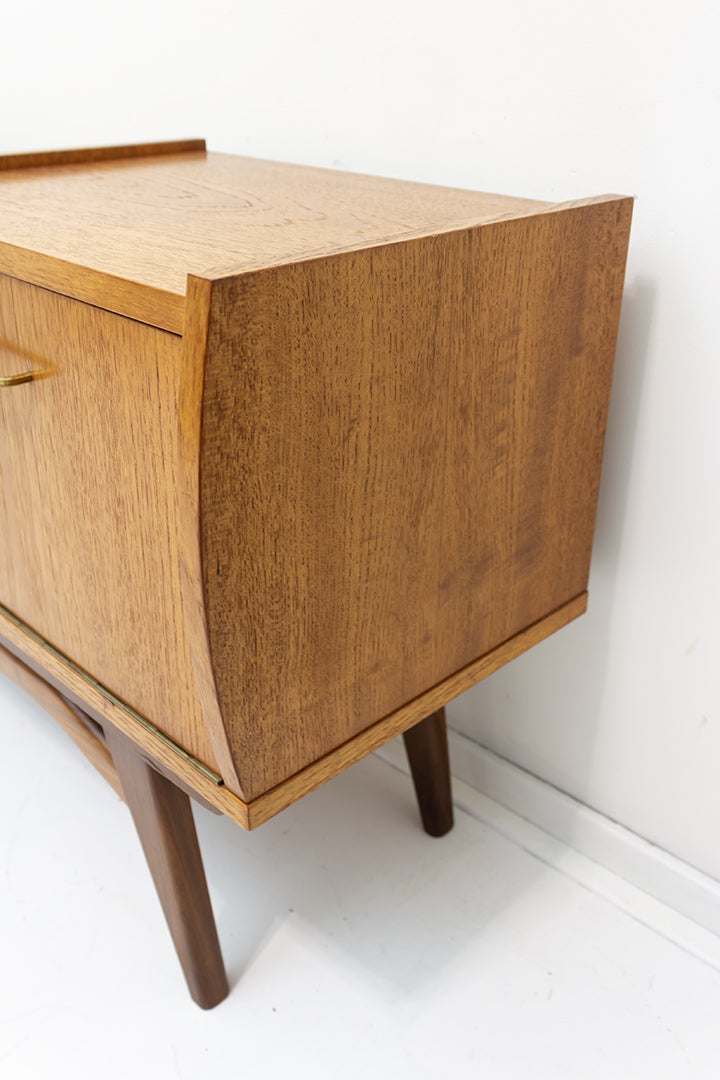 Vintage lowboard kast jaren 60 met elegante pootjes