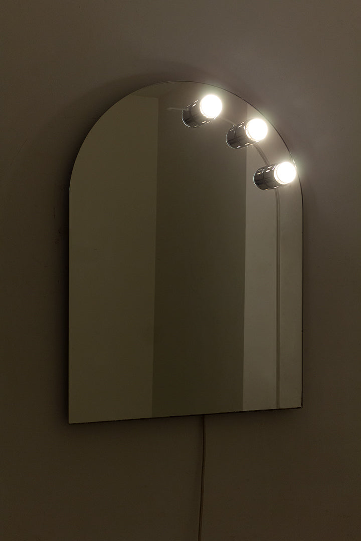Vintage make-up spiegel met drie lichtbronnen