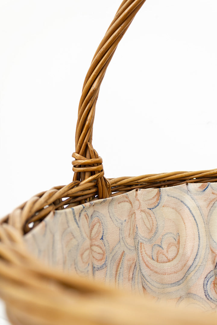Vintage mand met hengsel en stoffen voering bloemenmotief