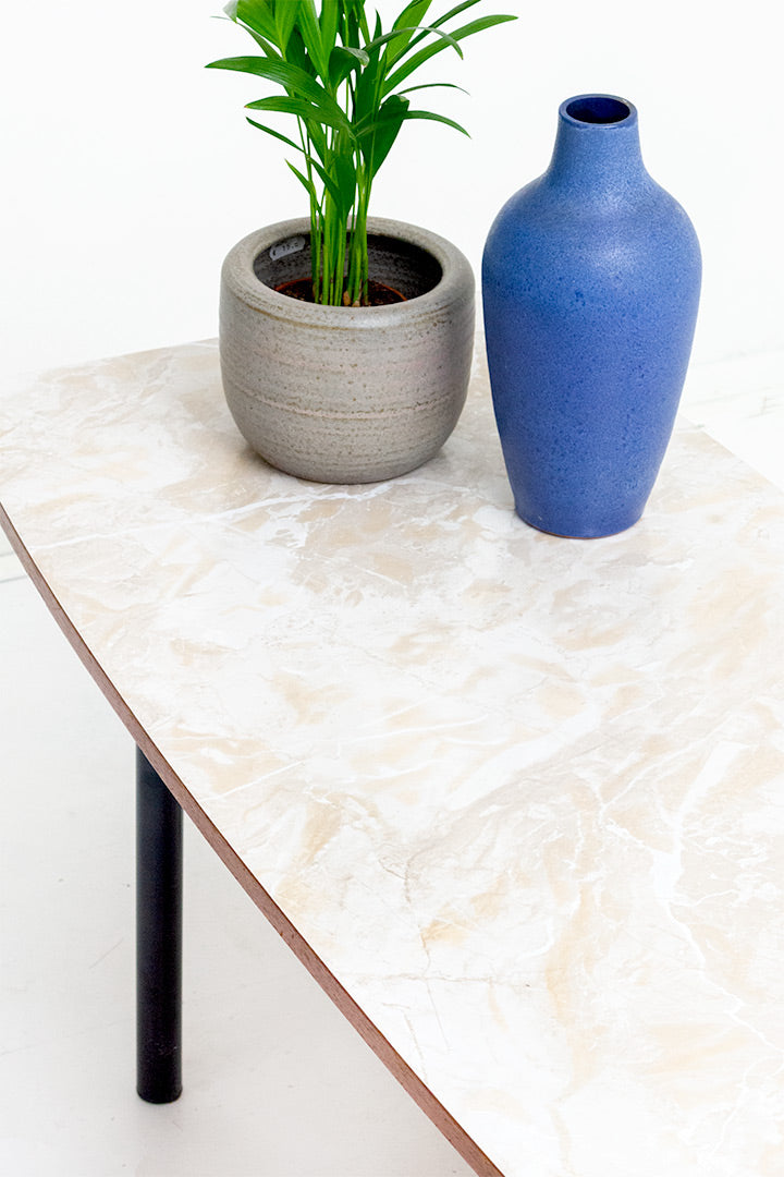Vintage marmer salontafel met formica blad en zwarte metalen poten