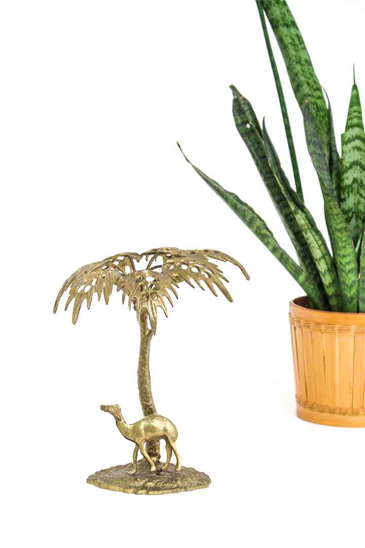 Vintage messing eiland met palmboom en dromedaris