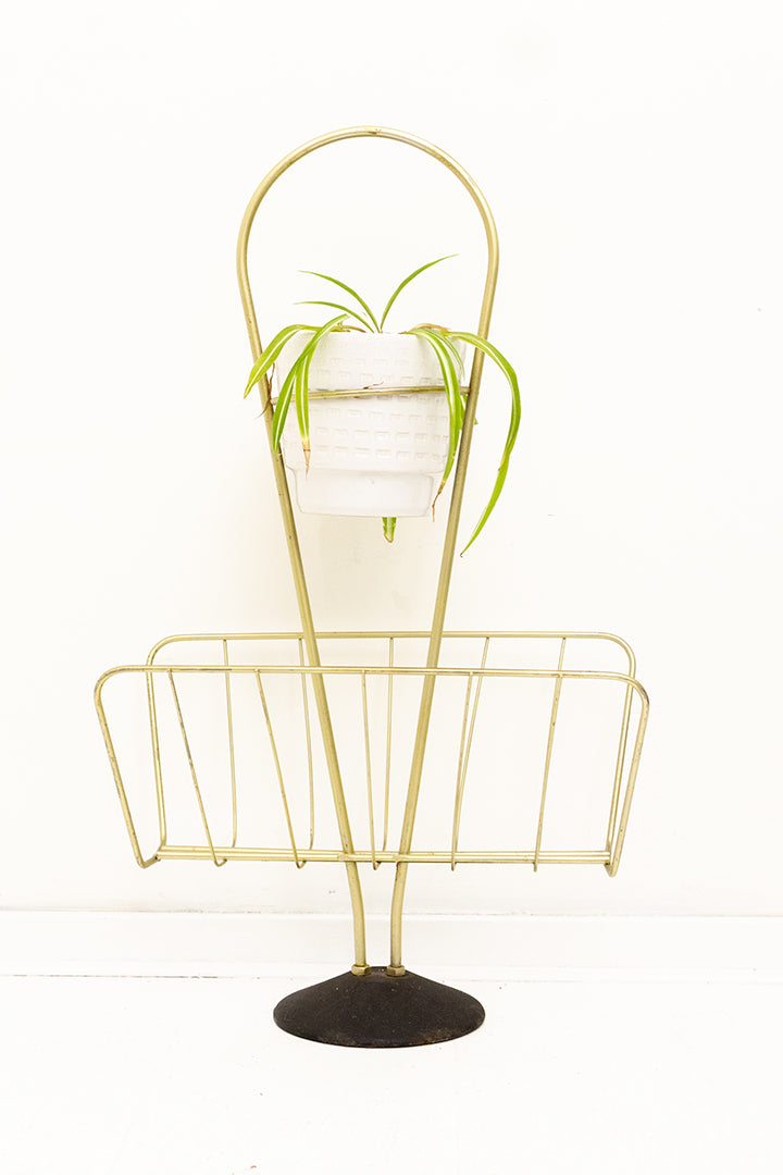 Vintage messing krantenbak met gietijzeren voet en plek voor plantje